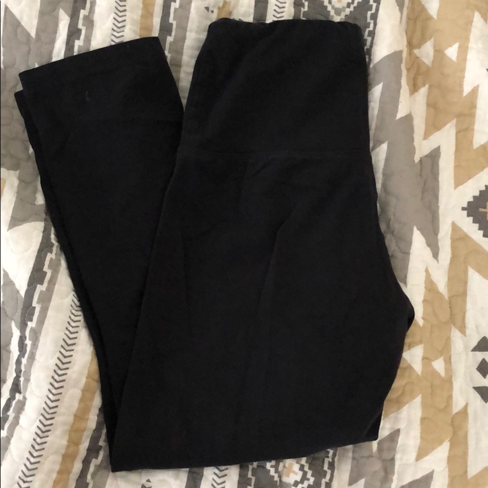 Black ruby ribbon Capri leggings